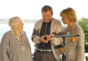 Antonia (Uschi Glas, re.) und Regina (Ruth Drexel) erteilen Wanner (Maximilian Krückl) den Auftrag, einen Dieb zu jagen, doch Wanner kann nicht mit Waffen umgehen.