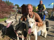 Tobi Kämmerer (vorne) im Husky-Camp mit dessen Betreiber Jochen Mühl.