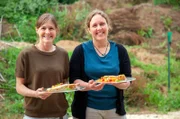 Sechs Landfrauen, ein Oldtimerbus und ein Kochwettbewerb mit jeweils einem Drei-Gänge-Menü. Weitere Informationen unter http://www.swr.de/lecker-aufs-land. Küchenhilfe und Schwester Marion Millahn-Elsäßer (links) und Gastgeber-Landfrau Andrea Holzer (rechts).