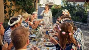 Polizeichefin Annika Fåhréus (Katrin Sundberg) überrascht die Gäste der Mittsommer-Party.