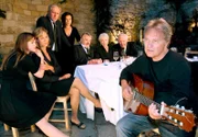 Trauern um Claudia v.li.: Anna Stickler (Emily Cox), Johanna Stickler (Carin C. Tietze), Thomas Stickler (Harald Krassnitzer), Andrea Plattner (Katharina Stemberger), Blasius Schmalzl (Branko Samarovski), Hermine Schnell (Christine Ostermayer), Gottfried Schnell (Wolfgang Hübsch), Martin Strasser (Wolfram Berger).