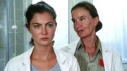 Sofia (Gudrun Gundelach, re.) eröffnet Jule (Anke Rähm), dass sie ihre Enkeltochter ist. Zunächst bleibt Jule kühl, doch schließlich überwiegt der Wunsch nach einer eigenen Familie.