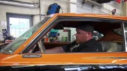 Das Werkstattteam arbeitet an einem Oldsmobile Cutlass Supreme, Baujahr 1972.