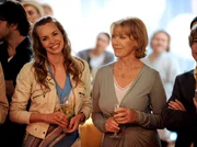 Maria (Gaby Dohm, re.) feiert Jovanas (Simone Hanselmann) 30. Geburtstag.