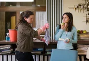 ARD DER DICKE III. STAFFEL FOLGE 27 (WH), "Falsches Spiel", Ehrenbergs Assistentin Yasmin (Sophie Dal, r.) und seine Putzfrau Gudrun (Katrin Pollitt, l.) beschließen, sich selbst um einen von Ehrenbergs vernachlässigten Fall zu kümmern.