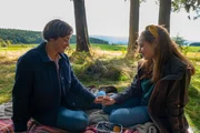 Paulina (Tabea Hug, li.) schenkt ihrer Liebe Martha (Elea Krütten, re.) einen Ring.
