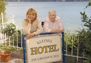 Das "kleine Hotel am großen See" läuft prächtig, doch nun kommen auf Antonia (Uschi Glas, li.) und Regina (Ruth Drexel) andere Schwierigkeiten zu.
