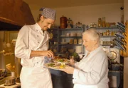 Chefkoch Felix (Max von Thun) und Regina (Ruth Drexel) haben unterschiedliche Vorstellungen vom Kochen.