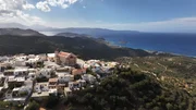Das griechische Osterfest ist auf Kreta das wichtigste Ereignis des Jahres, auch in Tourloti, einem kleinen Bergdorf mit Meerblick. Dabei werden die Traditionen in den einzelnen Orten sehr unterschiedlich gelebt.