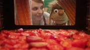 Maya und Moppi werfen einen Blick in den Ofen.