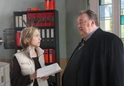 NDR Fernsehen DER DICKE, "Falsche Fährten", am Montag (19.09.11) um 21:00 Uhr. Gregor Ehrenberg (Dieter Pfaff, r.) versucht Marianne Sobinski (Antje Westermann, l.) zu helfen, die unverschuldet in Not geraten ist.