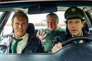Hubert (Christian Tramitz, l.) und Staller (Helmfried von Lüttichau, r.) fahren mit Girwidz (Michael Brandner, M.) im Streifenwagen.