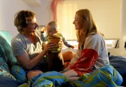 ARD DIE STEIN II. Staffel (13 neue Folgen), Folge 17 "Frischer Wind", am (11.10.11), dienstags um 20.15 Uhr im Ersten. Karola Koenig (Katja Studt, r.) und Alexander Fumetti (David C. Bunners, l.) verstehen sich immer besser. Karola sieht in dem Schuldirektor schon den Ersatzpapa für ihren Sohn Clemens (Jonas Baumbach, M.).