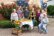 Sechs Landfrauen, ein Oldtimerbus und ein Kochwettbewerb mit jeweils einem Drei-Gänge-Menü. Weitere Informationen unter http://www.swr.de/lecker-aufs-land. Die Gastgeber Familie v.li. : Marion Groß, Sohn Tim Groß, Ehemann Michael Groß, Töchter Lisa Groß und Ariane Wüst und die Schwiegereltern Thea und Karl Groß.