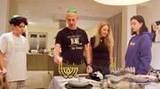 Nir Rosenfeld und seine Familie beim gemeinsamen Chanukka feiern.