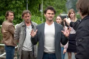 Deja (Gustav Schmidt) will den Tod seiner Freundin rächen und läuft Amok. Emil (Lenn Kudrjawizki, vorne) will ihn beruhigen und stellt sich schützend vor seinen Kollegen Ivan Bago (David Rott, li.), Anko (Martin Feifel, 2. v. li.), Sonja (Emily Kusche) und Ivanka (Doris Pecotić).