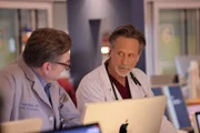 l-r: Dr. Daniel Charles (Oliver Platt), Dr. Dean Archer (Steven Weber)