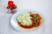 Sechs Landfrauen, ein Oldtimerbus und ein Kochwettbewerb mit jeweils einem Drei-Gänge-Menü. Weitere Informationen unter http://www.swr.de/lecker-aufs-land. Die Hauptspeise: Ziegencurry mit Reis und Mangoldsalat mit Fetakäse.