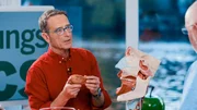 Die Zunge im Fokus der Forschung: Matthias Riedl erklärt Olaf H., wie das Organ verfetten kann und warum es bei der Schlafapnoe eine zentrale Rolle spielt.