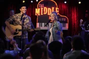 Max (Cheyenne Jackson, l.); Zoey (Margie Mays, r.)