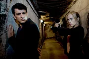 Julia Klug (Friederike Kempter, r.) trifft am Tatort auf Ersen Baskin (Mehdi Moinzadeh, l.) und hält ihn mit gezückter Pistole in Schach.