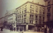 Die Schillerstraße 1914. Der Film beobachtet die Menschen, die in und mit dieser Straße lebten.