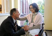SWR Fernsehen DIE STEIN, "Neue Wege", am Sonntag (08.07.12) um 22:35 Uhr. Dr. Karl Kanther (Thomas Schendel, l.) macht sich große Sorgen um seine Frau Marie (Annett Kruschke, r).