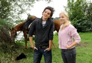MDR Fernsehen DIE STEIN II. STAFFEL FOLGE 18, "Neue Wege", am Sonntag (26.10.14) um 13:10 Uhr. Nadja (Kiara Brunken, r.), und Jörg (Dorian Brunz, l.) Haben den Reitunterricht geschwänzt und sind zum See geritten. Die beiden haben ihren Spaß und achten nicht darauf, was die Pferde am Ufer des Sees fressen.