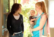 MDR Fernsehen DIE STEIN II. STAFFEL FOLGE 16, "Trennung mit Hindernis", am Samstag (17.11.12) um 11:10 Uhr. Weil Karola (Katja Studt, r.) Baby Clemens (Emil Eberhard, M.) nicht rechtzeitig bei den Großeltern abgeholt hat, muss Katja Stein (Julia Stemberger, l.) als Babysitterin einspringen.