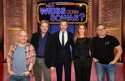 Moderator Kai Pflaume (M.) und seine Rateteam-Kapitäne Bernhard Hoëcker (l.) und Elton (r.) begrüßen in dieser Sendung den Schauspieler Stefan Jürgens (2.v.l.) und die Schauspielerin Esther Schweins (2.v.r.).