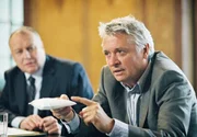 Commissario Laurenti (Henry Hübchen, vorne) präsentiert seinen Kollegen neue Beweise.