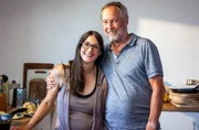 Sechs Landfrauen, ein Oldtimerbus und ein Kochwettbewerb mit jeweils einem Drei-Gänge-Menü. Sabrina Huber mit ihrem Vater Walter Bamberger, der sie beim Kochen unterstützt.