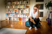 Sophie (33) ist schon Wochen vor einer Flugreise nervös und angespannt. Unter Flugangst leiden Schätzungen zufolge 16 Prozent der Deutschen.