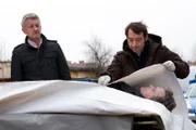 Ritter (Dominic Raacke, li) und Stark (Boris Aljinovic) finden eine Leiche im Berliner Mauerpark. Der Tote ist ein bekannter Anwalt: Simon Herzog (Christoph Gareisen).