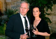 Andrea Plattner (Katharina Stemberger, r.) steht ihrem Bruder Thomas (Harald Krassnitzer, l.) in der schweren Krise bei.