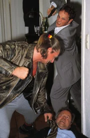 Rocky (Frank Kessler, l.) schlägt Kehler (Wolfgang Bathke) zu Boden und flieht vor ihm und seinem Kollegen Bongartz (Max Gertsch).