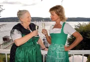 ARD ZWEI AM GROSSEN SEE - DIE ERÖFFNUNG, Deutschland 2005, Regie Walter Bannert. Geschafft: Antonia (Uschi Glas, re.) und Regina (Ruth Drexel) stoßen darauf an, dass sie ihren Erzkonkurrenten wieder einmal in die Schranken verwiesen haben.