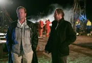 Kommissar Wallander (Krister Henriksson) und sein Kollege Martinsson (Douglas Johansson) beobachten das Elektrizitätswerk, das durch einen Sprengstoffanschlag zerstört wurde.