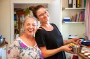 Sechs Landfrauen, ein Oldtimerbus und ein Kochwettbewerb mit jeweils einem Drei-Gänge-Menü. Marion Groß (li.) mit ihrer Tochter und "Küchenfee" Lisa Groß.