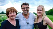 Tarik bei den Schlesig-Holsteiner Landfrauen: Claudia Jürgensen (l.), rechts Kathrin Rehders (r.).