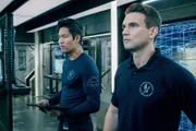 (v.li.): David Lim (Victor Tan), Alex Russell (Jim Street).