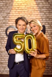 Seit 50 Jahren gibt es die Radio Bremen-Talkshow 3nach9 im Deutschen Fernsehen. Damit ist sie die am längsten laufende Talk-Sendung Deutschlands und deshalb gilt sie auch als die Mutter aller Talkshows. Die Moderatorinnen Judith Rakers und Giovanni di Lorenzo feiern ein halbes Jahrhundert deutsche Fernsehgeschichte!