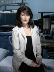 (4. Staffel) - Dr. Lisa Cuddy (Lisa Edelstein) ist die Leiterin des Princeton Plainsboro Teaching Hospital und die direkte Vorgesetzte von Dr. House.