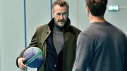 Vice-Questore Rocco Schiavone (Marco Giallini, re.) verhört Max Turrini (Filippo di Carli).