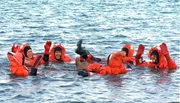 Überlebenstraining in Spitzbergen: Schwimmkurs im Nordatlantik - Hauptsache die Anzüge sind dicht.