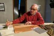 Kalligraf Abd Masoud schreibt die Inschrift des Krönungsmantels nach.
