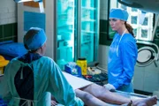 (v.li.): Robyn Malcolm (Maxine Pavich), Jolene Anderson (Dr. Grace Molyneux).