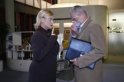 Lotte (Susanne Szell, l.) sieht ihre Chance, als Friedrich (Wilhelm Manske, r.) sich im Selbstmitleid ergeht.