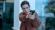 Kommissarin Fina Valent (Anne Schäfer) hält ihre Waffe bereit.