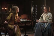 Geillis Duncan (Lotte Verbeek, l.) und Claire Randall (Caitriona Balfe)